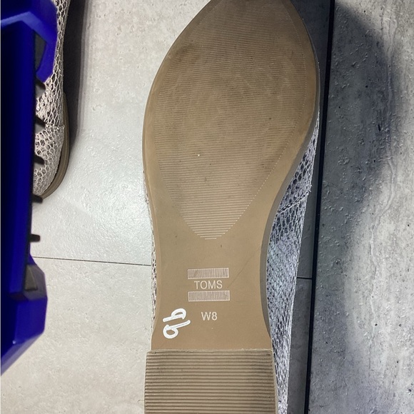 Toms Julie Women 8 Snake Animal Print Comfort Ballet Flats Gray Embossed Suede - Picture 7 of 8